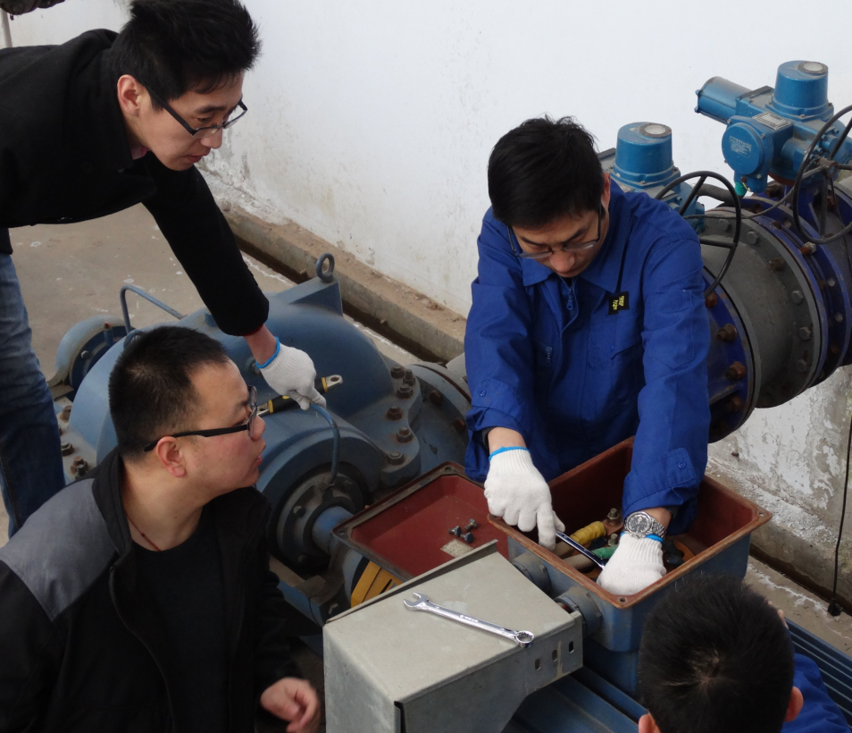 3月16日，工作人員對出庫泵站內(nèi)水泵機(jī)組進(jìn)行全面巡檢.png