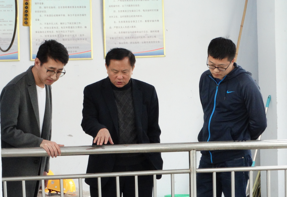 3月17日，安全檢查小組對出庫泵站供水設(shè)備和供電線路進(jìn)行檢查.jpg.png